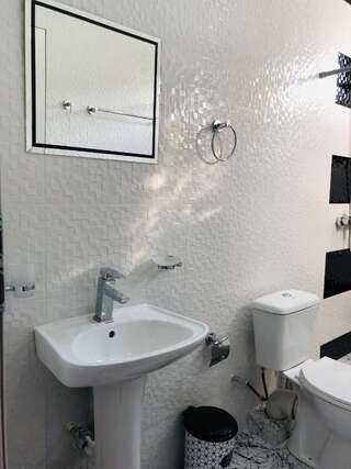 Гостевой дом Guesthouse Family Батуми Улучшенный двухместный номер с 2 отдельными кроватями и видом на сад-2