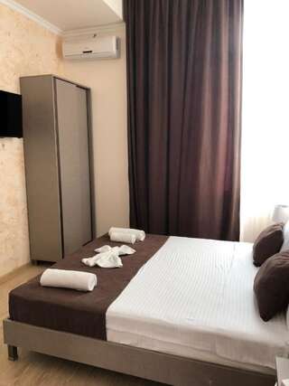 Гостевой дом Guesthouse Family Батуми Двухместный номер с 1 кроватью, вид на сад-7